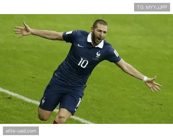 伪九号的两种进化路径：菲尔米诺强化串联，本泽马专注终结